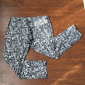 NIKE DRI FIT leopard cropped leggings size MEDIUM